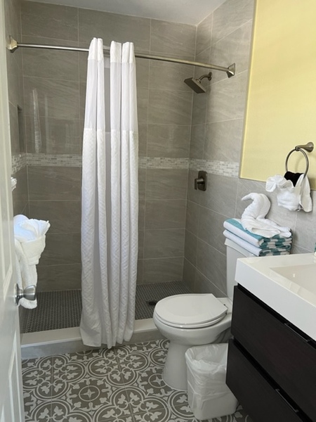 16 Flamingo Room Photo 2