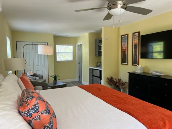 16 Flamingo Room Photo 1